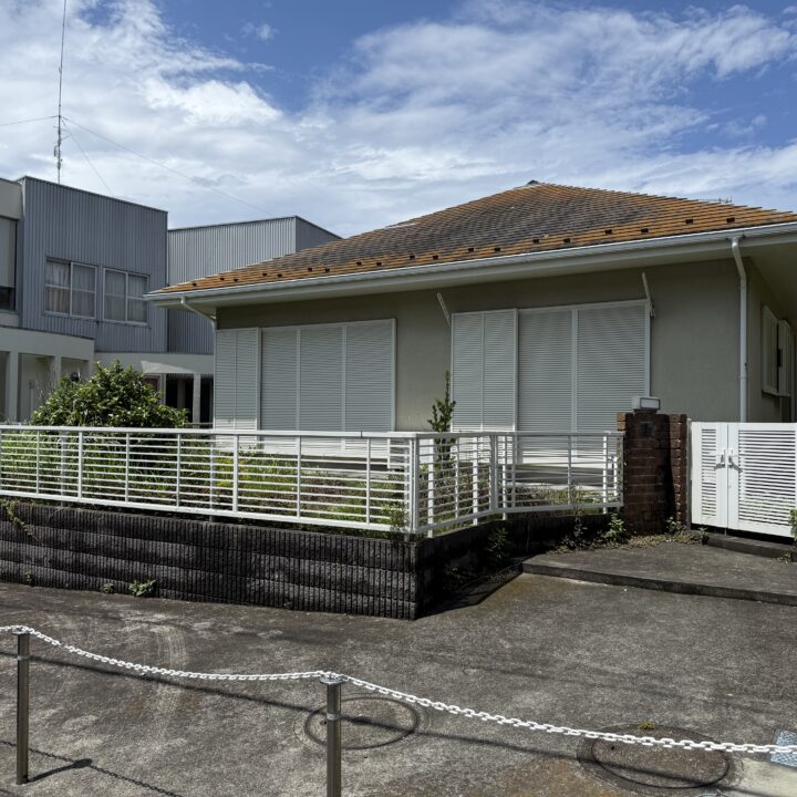 one-story house.